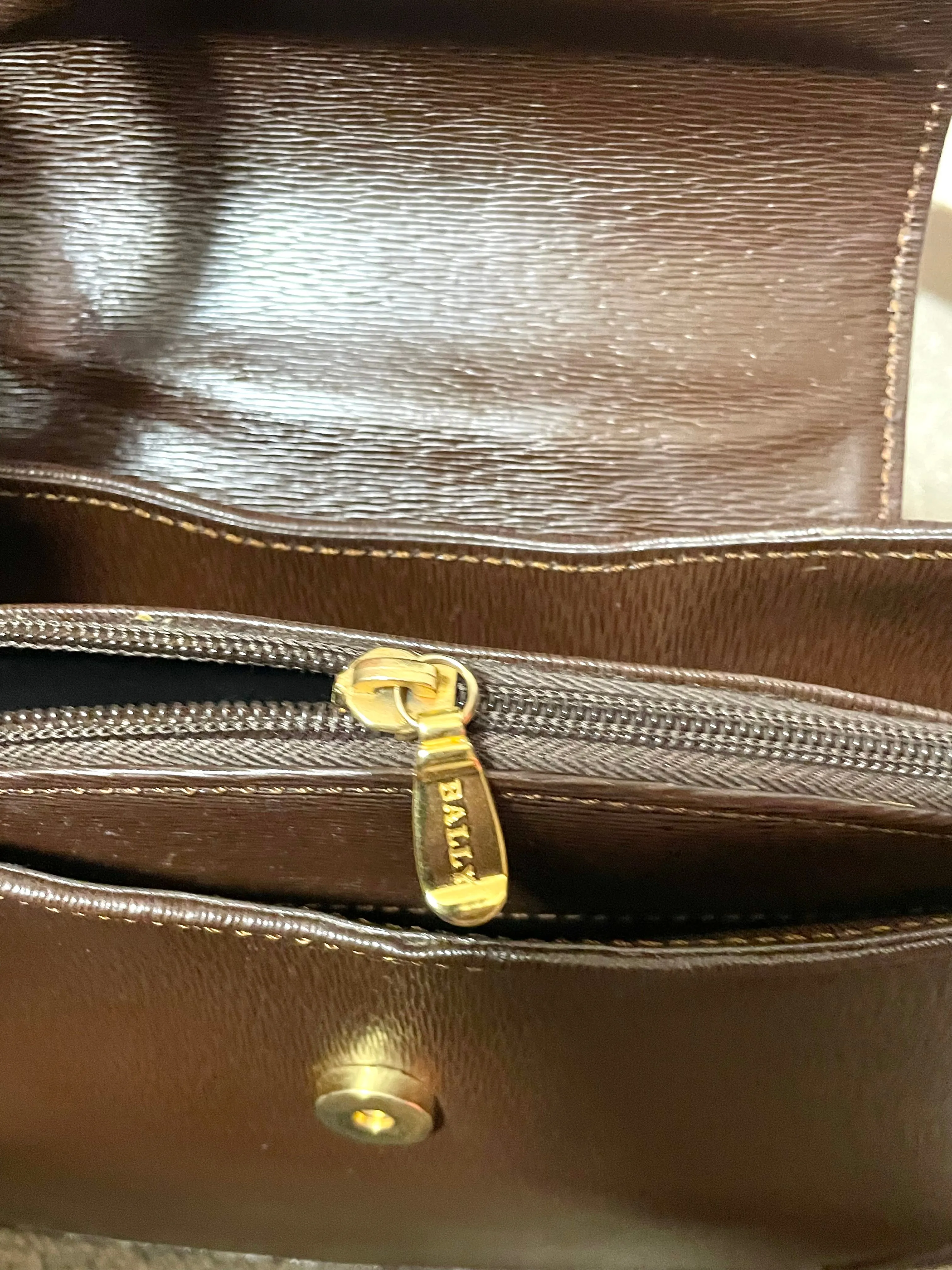 Vintage Bally brown leather trapezoid design shoulder bag with gold tone logo. Unisex use. 061003y2