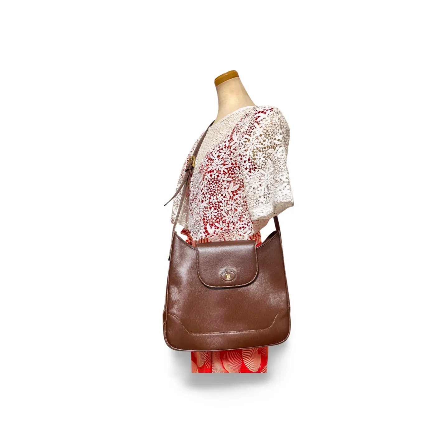 Vintage Bally brown leather trapezoid design shoulder bag with gold tone logo. Unisex use. 061003y2